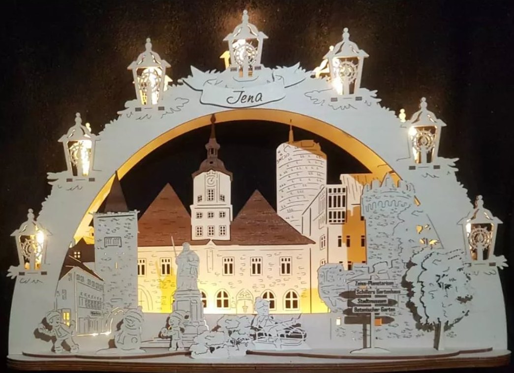 Beleuchteter Jena-Schwibbogen mit Rathaus, Stadtkirche und Hanfried
